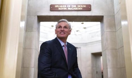 Ketua DPR Kevin McCarthy dari California, berdiri di dekat papan nama yang baru dipasang di kantornya setelah dia dilantik sebagai pembicara Kongres ke-118 di Washington, Sabtu dini hari, 7 Januari 2023.