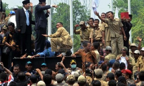  Ketua DPR Marzuki Ali dan Wakil ketua DPR Taufik Kurniawan saat melakukan audiensi dengan Persatuan Perangkat Desa Indonesia (PPDI) dan Aliansi Desa Indonesia (ADI) saat menggelar aksi demo di depan gedung Parlemen, Jakarta, Jumat (14/12).   (Republika/ T