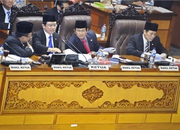 Ketua DPR, Marzuki Alie (kedua kiri), bersama Wakil Ketua DPR, Pramono Anung (kedua kanan); Taufiq Kurniawan (kanan); serta Priyo Budi Santoso (kiri) memimpin pembahasan Perubahan UU No.22 Tahun 2011 terkait kenaikan harga BBM di Kompleks Parlemen Senayan,