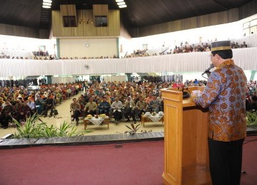 Ketua DPR Marzuki Alie member sambutan pada kuliah umum dalam rangka Dies Natalis ke 50 Universitas Negeri Makassar (UNM), Selasa (19/7).