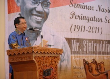 Ketua DPR, Marzuki Alie, memberi sambutan pada Seminar Nasional Peringatan Satu Abad Mr. Sjafruddin Prawiranegara di Universitas Indo Global Mandiri (UIGM) Palembang, Sumatera Selatan, Ahad (26/6).