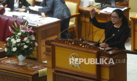 Ketua DPR Puan Maharani berpidato dalam Rapat Paripurna DPR di Kompleks Parlemen, Senayan, Jakarta, Selasa (1/9/2020). Rapat itu berlangsung dalam rangka HUT Ke-75 DPR RI serta penyampaian laporan kinerja tahun sidang 2019-2020.