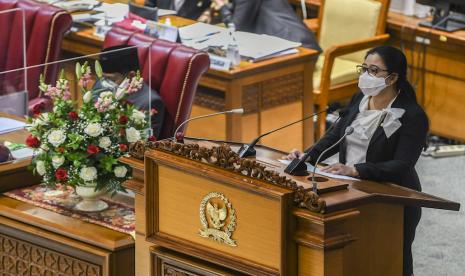 Ketua DPR Puan Maharani berpidato pada Rapat Paripurna Pembukaan Masa Persidangan IV Tahun Sidang 2020-2021 di Kompleks Parlemen, Senayan, Jakarta, Senin (8/3/2021). Rapat Paripurna yang diikuti oleh 86 anggota DPR yang hadir secara fisik dan 260 orang secara virtual tersebut beragenda pidato pembukaan masa persidangan oleh Ketua DPR.