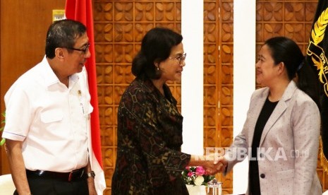 Ketua DPR Puan Maharani (kanan) berjabat tangan dengan Menteri Keuangan Sri Mulyani Indrawati (tengah) disaksikan Menteri Hukum dan HAM Yasonna Laoly, saat melakukan pertemuan di Kompleks Parlemen, Senayan, Jakarta, Kamis (30/1/2020).