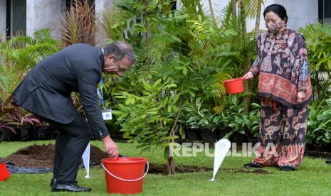 Ketua DPR Puan Maharani (kanan) bersama Presiden Inter-Parliamentary Union (IPU) Duarte Pacheco (kiri) menanam pohon kelengkeng di kawasan Bali International Convention Center, Nusa Dua, Badung, Bali, Sabtu (19/3/2022). Penanaman pohon sebagai rangkaian kegiatan Inter-Parliamentary Union (IPU) Assembly and Related Meetings ke-144 merupakan wujud komitmen IPU terhadap penanggulangan dampak perubahan iklim sesuai dengan tema kegiatan tersebut yaitu Getting to Zero: Mobilizing Parliament to Act on Climate Change.