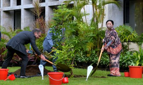 Ketua DPR Puan Maharani (kanan) bersama Presiden Inter-Parliamentary Union (IPU) Duarte Pacheco (kiri) menanam pohon kelengkeng di kawasan Bali International Convention Center, Nusa Dua, Badung, Bali, Sabtu (19/3/2022).