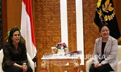 Ketua DPR Puan Maharani (kanan) melakukan pertemuan dengan Menteri Keuangan Sri Mulyani Indrawati, di Kompleks Parlemen, Senayan, Jakarta, Kamis (30/1/2020).