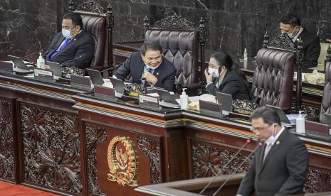 Ketua DPR Puan Maharani (kedua kanan) berbincang dengan Wakil Ketua DPR Azis Syamsuddin (kedua kiri) dan Wakil Ketua DPR Rachmat Gobel (kiri) saat Ketua Badan Pemeriksa Keuangan (BPK) Agung Firman Sampurna (kanan) menyampaikan IHPS pada Rapat Paripurna ke-14 Masa Persidangan III 2019-2020 di Kompleks Parlemen, Senayan, Jakarta, Selasa (5/5/2019). Rapat paripurna tersebut beragendakan laporan BPK RI mengenai penyampaian Ikhtisar Hasil Pemeriksaan Semester (IHPS) II Tahun 2019 dan penyerahan Laporan Hasil Pemeriksaan (LHP) Semester II Tahun 2019, laporan Badan Legislasi terhadap penyempurnaan rancangan peraturan DPR RI tentang tata tertib, serta laporan BURT terhadap pembahasan rancangan kerja anggaran DPR RI Tahun anggaran 2021. 