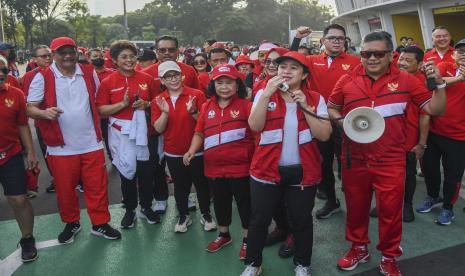 Ketua DPR Puan Maharani (kedua kanan) bersama Sekjen PDIP Hasto Kristiyanto (kanan) melepas rombongan jalan santai di Kawasan Stadion Utama Gelora Bung Karno, Senayan, Jakarta, Ahad (21/8/2022). Elite PDIP belakangan membentuk Dewan Kolonel yang bertugas mempromosikan Puan sebagai capres 2024. (ilustrasi)