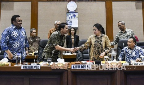 Ketua DPR Puan Maharani (kedua kanan) bersama Wakil Ketua DPR Rachmat Gobel (kiri), M Aziz Syamsuddin (kedua kiri), Sufmi Dasco Ahmad (kanan) bersiap memimpin rapat pimpinan fraksi - fraksi DPR di ruang Komisi VII, Komplek Parlemen, Senayan, Jakarta, Jumat (4/10/2019).