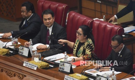 Ketua DPR Puan Maharani (kedua kanan) didampingi Wakil Ketua DPR Rachmad Gobel (kiri), Azis Syamsuddin (kedua kiri), dan Sufmi Dasco Ahmad (kanan) mengetuk palu saat memimpin Rapat Paripurna ke-3 DPR Masa Persidangan I Tahun Sidang 2019-2020 di Gedung Nusantara II, Kompleks Parlemen Senayan, Jakarta, Selasa (22/10/2019). 