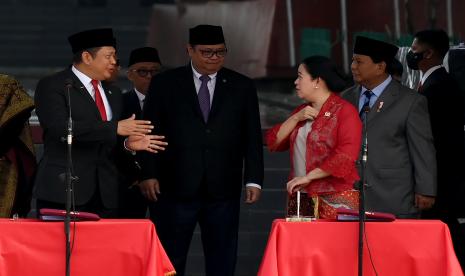 Ketua DPR Puan Maharani (kedua kanan), Ketua MPR Bambang Soesatyo (kiri), Menko Perekonomian Airlangga Hartarto (kedua kiri) dan Menteri Pertahanan Prabowo Subianto berbincang sebelum dimulainya upacara Peringatan Hari Kesaktian Pancasila Tahun 2022 di Monumen Pancasila Sakti, Lubang Buaya, Jakarta Timur, Sabtu (1/10/2022). 