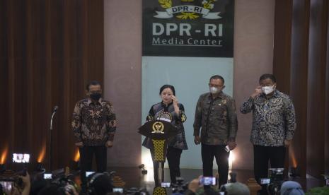 Ketua DPR Puan Maharani (kedua kiri) didampingi Mensesneg Pratikno (kiri), Wakil Ketua DPR Lodewijk Freidrich Paulus (kedua kanan) dan Rachmat Gobel memberikan keterangan pers terkait penyerahan Surat Presiden (Surpres) kepada DPR di Media Center DPR, Kompleks Parlemen, Senayan, Rabu (3/11/2021). Presiden Joko Widodo mengusulkan nama Kepala Staf Angkatan Darat (KSAD) Jenderal TNI Andika Perkasa menjadi calon tunggal Panglima TNI kepada DPR, sebagai pengganti Panglima TNI Marsekal TNI Hadi Tjahjanto yang akan memasuki masa pensiun. 