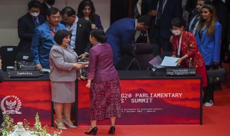 Ketua DPR Puan Maharani (keempat kanan) berjabat tangan dengan Ketua Majelis Nasional Azerbaijan Sahiba Gafarova (ketiga kiri) usai menutup pertemuan Parliamentary Forum and the 8th G20 Parliamentary Speakers