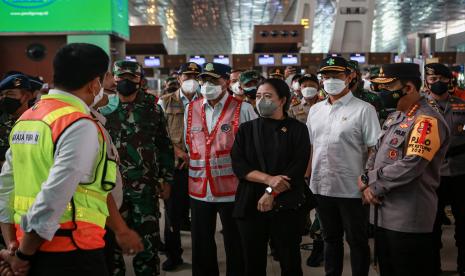 Kapolri Jenderal Pol Listyo Sigit Prabowo (kanan) bersama Ketua DPR Puan Maharani (ketiga kanan) Panglima TNI Marsekal TNI Hadi Tjahjanto (keenam kanan), Menteri Kesehatan Budi Gunadi Sadikin (kedua kanan), Menteri Perhubungan Budi Karya Sumadi (keempat kanan) berbincang dengan petugas Bandara Soekarno Hatta saat kunjungannya di Terminal 3 Bandara Soekarno Hatta, Tangerang, Banten, Rabu (12/5/2021). Kunjungan tersebut bertujuan untuk mengecek pelaksanaan larangan mudik Idul Fitri 1442 H di Bandara Internasional Soekarno Hatta.