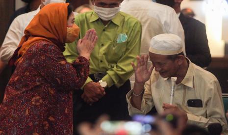 Ketua DPR Puan Maharani (kiri) berbincang dengan Wakil Rais Syuriah PWNU Jatim Agoes Ali Masyhuri (kanan) di kantor Pengurus Wilayah Nahdlatul Ulama (PWNU) di Surabaya, Jawa Timur, Selasa (1/3/2022). Kunjungan tersebut dalam rangka silaturahmi dan berdialog dengan para pengurus serta warga NU di Jawa Timur.