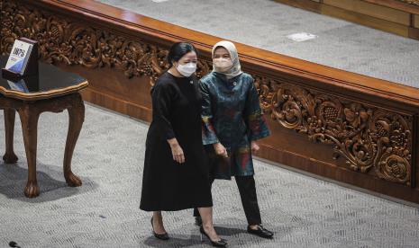 Ketua DPR Puan Maharani (kiri) bersama Ketua Badan Pemeriksa Keuangan (BPK) Isma Yatun (kanan) berjalan usai penyerahan laporan hasil pemeriksaan pada Rapat Paripurna ke-23 Masa Persidangan V Tahun Sidang 2021-2022 di Kompleks Parlemen, Senayan, Jakarta, Selasa (24/5/2022). Rapat tersebut beragendakan penyampaian Ikhtisar Hasil Pemeriksaan Semester (IHPS) II Tahun 2021 serta penyerahan Laporan Hasil Pemeriksaan (LHP) Semester II Tahun 2021 oleh BPK.