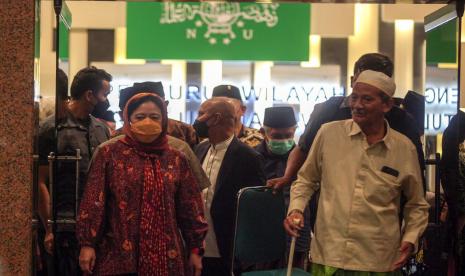 Ketua DPR Puan Maharani (kiri) didampingi Wakil Rais Syuriah PWNU Jatim Agoes Ali Masyhuri (kedua kanan) saat mengunjungi kantor Pengurus Wilayah Nahdlatul Ulama (PWNU) di Surabaya, Jawa Timur, Selasa (1/3/2022). Kunjungan tersebut dalam rangka silaturahmi dan berdialog dengan para pengurus serta warga NU di Jawa Timur.