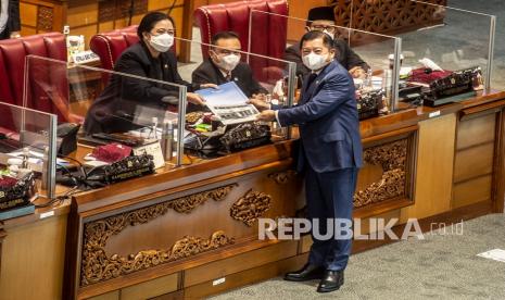 Ketua DPR Puan Maharani (kiri) menerima dokumen hasil pandangan pemerintah dari Menteri Perencanaan Pembangunan Nasional (PPN)/Kepala Badan Perencanaan Pembangunan Nasional (Bappenas) Suharso Monoarfa (kanan) yang disaksikan oleh Sufmi Dasco Ahmad (kedua kiri) dan Muhaimin Iskandar (ketiga kiri) pada Rapat Paripurna ke-13 DPR RI Masa Persidangan III Tahun Sidang 2021-2022 yang beragendakan Pembicaraan Tingkat II/Pengambilan Keputusan atas RUU tentang Ibu Kota Negara di Kompleks Parlemen, Jakarta, Selasa (18/1/2022). Dalam rapat tersebut DPR mengesahkan RUU Ibu Kota Negara (IKN) menjadi Undang-Undang. 