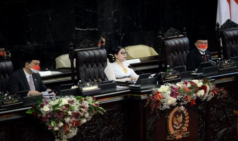 Ketua DPR Puan Maharani memimpin sidang pembukaan masa persidangan I tahun sidang 2021-2022 dan pidato Presiden dalam rangka penyampaian pengantar atas RUU tentang APBN tahun anggaran 2022 beserta nota keuangannya dan dokumen pendukungnya di Kompleks Parlemen, Senayan, Jakarta, Senin (16/8).