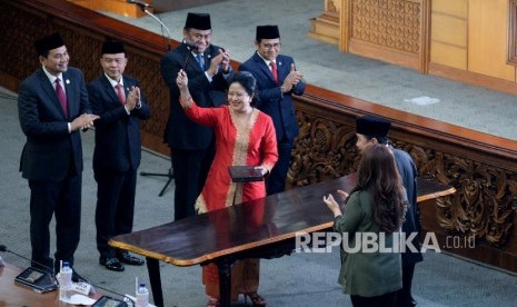 Ketua DPR Puan Maharani mengangkat palu sidang didampingi pimpinan DPR usai mengucapkan sumpah pada pelantikan pimpinan DPR periode 2019-2024.