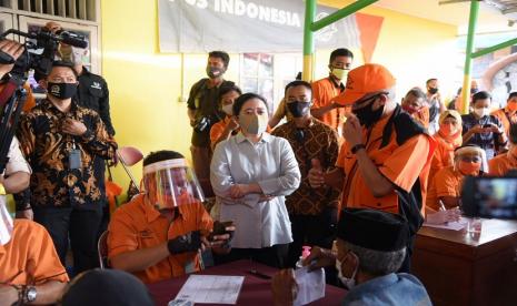 Ketua DPR Puan Maharani menghadiri penyerahan bantuan nontunai di Desa Jayanti, Kecamatan Cikande, Kabupaten Tangerang, Selasa (23/6). Acara penyerahan Bantuan Sosial Tunai (BST) ini dilaksanakan di kantor desa Cikande, Kecamatan Jayanti, Kabupaten Tangerang. Hadir dalam acara ini Menko PMK Muhajir Effendi dan Menteri Sosial Juliari P. Batubara. 