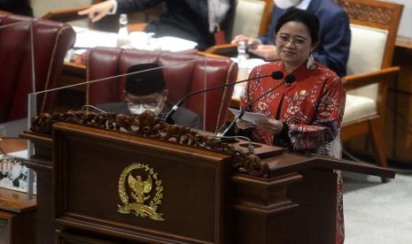 Ketua DPR Puan Maharani menyampaikan pidatonya pada Rapat Paripurna DPR Masa Persidangan IV Tahun Sidang 2021-2022 di Kompleks Parlemen, Jakarta, Selasa (15/3/2022).