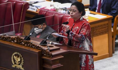 Ketua DPR Puan Maharani menyampaikan pidatonya saat Rapat Paripurna DPR ke-17 Masa Persidangan IV Tahun Sidang 2021-2022 di Kompleks Parlemen, Senayan, Jakarta, Selasa (15/3/2022). Rapat Paripurna tersebut beragenda pidato pembukaan masa persidangan IV Tahun Sidang 2021-2022 oleh Ketua DPR.