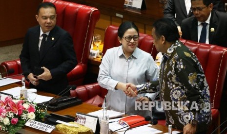 Ketua DPR Puan Maharani (tengah) berjabat tangan dengan Wakil Ketua DPR Rachmat Gobel (kanan) disaksikan oleh Wakil Ketua DPR Sufmi Dasco Ahmad (kiri) seusai Rapat Paripurna ke-6 DPR Masa Persidangan I Tahun Sidang 2019-2020 di Kompleks Parlemen, Senayan, Selasa (17/12/2019).