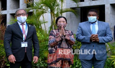 Ketua DPR Puan Maharani (tengah) bersama Presiden Inter-Parliamentary Union (IPU) Duarte Pacheco (kiri) dan Sekretaris Jenderal IPU Martin Chungong (kanan) berjalan usai menanam pohon kelengkeng di kawasan Bali International Convention Center, Nusa Dua, Badung, Bali, Sabtu (19/3/2022). Penanaman pohon sebagai rangkaian kegiatan Inter-Parliamentary Union (IPU) Assembly and Related Meetings ke-144 merupakan wujud komitmen IPU terhadap penanggulangan dampak perubahan iklim sesuai dengan tema kegiatan tersebut yaitu Getting to Zero: Mobilizing Parliament to Act on Climate Change. 