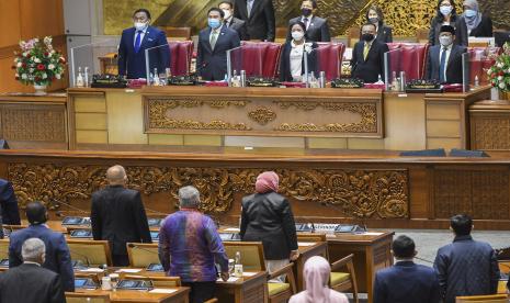 Ketua DPR Puan Maharani (tengah) bersama Wakil Ketua DPR (dari kiri) Rahmad Gobel, Azis Syamsuddin, Sufmi Dasco Ahmad dan Muhaimin Iskandar memimpin Rapat Paripurna Pembukaan Masa Persidangan IV Tahun Sidang 2020-2021 di Kompleks Parlemen, Senayan, Jakarta, Senin (8/3/2021). Rapat Paripurna yang diikuti oleh 86 anggota DPR yang hadir secara fisik dan 260 orang secara virtual tersebut beragenda pidato pembukaan masa persidangan oleh Ketua DPR. 