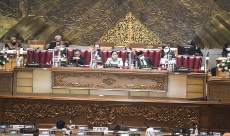 Ketua DPR Puan Maharani (tengah) bersama Wakil Ketua DPR Sufmi Dasco Ahmad (kiri) dan Muhaimin Iskandar (kanan) memimpin jalannya Rapat Paripurna DPR di kompleks Parlemen, Jakarta, Selasa (23/3/2021). Dalam rapat paripurna tersebut Badan Legislasi DPR memberikan laporan mengenai Penetapan Prolegnas RUU Prioritas Tahun 2021.