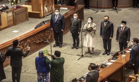 Ketua DPR Puan Maharani (tengah) bersama Wakil Ketua DPR (dari kiri) Rahmad Gobel, Sufmi Dasco Ahmad, Lodewijk F Paulus dan Muhaimin Iskandar membacakan sumpah jabatan pada Rapat Paripurna ke-12 DPR RI Masa Persidangan III Tahun Sidang 2021-2022 di Kompleks Parlemen, Jakarta, Selasa (11/1/2022). Dalam rapat tersebut pada pidatonya Puan Maharani DPR berkomitmen untuk segera menyelesaikan RUU TPKS, serta pelantikan antarwaktu anggota DPR dan Anggota MPR sisa masa jabatan Tahun 2019-2024. 