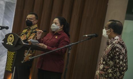 Ketua DPR Puan Maharani (tengah) didampingi Wakil Ketua DPR Sufmi Dasco Ahmad (kiri), dan Mensesneg Pratikno (kanan) memberikan keterangan pers terkait Surpres Presiden Joko Widodo di Media Center DPR, Kompleks Parlemen, Senayan, Jakarta, Rabu (29/9/2021). DPR telah menerima Surat Presiden (Surpres) tentang Rancangan Undang-Undang Ibu Kota Negara (RUU IKN) dari Presiden Joko Widodo.