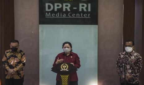 Ketua DPR Puan Maharani (tengah) didampingi Wakil Ketua DPR Sufmi Dasco Ahmad (kiri), dan Mensesneg Pratikno (kanan) memberikan keterangan pers terkait Surpres Presiden Joko Widodo di Media Center DPR, Kompleks Parlemen, Senayan, Jakarta, Rabu (29/9/2021). DPR telah menerima Surat Presiden (Surpres) tentang Rancangan Undang-Undang Ibu Kota Negara (RUU IKN) dari Presiden Joko Widodo.