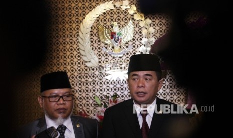 Ketua DPR RI Ade Komaruddin (kanan), bersama Ketua Mahkamah Kehormatan Dewan (MKD) Surahman Hidayat (kiri)memberikan keterangan pers usai melakukan pertemuan tertutup di gedung Nusantara III, Kompleks Parlemen, Jakarta, Senin (31/1).