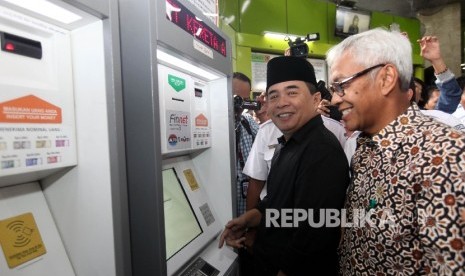 Ketua DPR RI Ade Komarudin (kiri) bersama Wakil DPR RI Agus Hermanto (kanan) saat melakukan sidak de Stasiun Gambir, Jakarta, Rabu (15/6).  (Republika/Rakhmawaty La'lang)