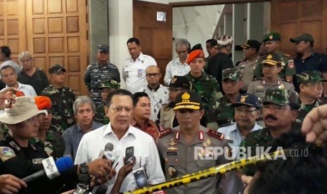 Ketua DPR RI Bambang Soesatyo, Kabareskrim Komjen Pol Ari Dono, dan Panglima TNI Marsekal Hadi Tjahjanto meninjau langsung tempat kejadian perkara di Gereja St Lidwina, Sleman, Yogyakarta, Ahad (11/2).