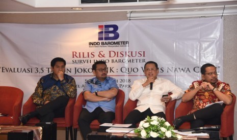 Ketua DPR RI Bambang Soesatyo (ketiga dari kiri) dalam diskusi Survei Indo Barometer Evaluasi 3,5 Tahun Jokowi-JK: Quo Vadis Nawacita di Jakarta, Selasa (22/5).