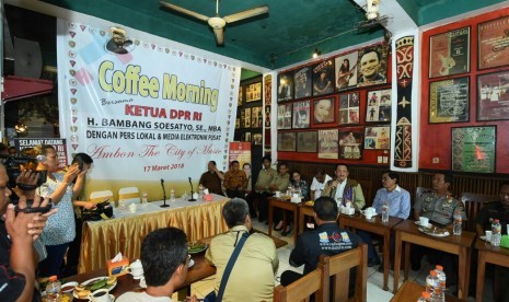  Ketua DPR RI Bambang Soesatyo saat berdialog dengan media lokal dan nasional di Ambon dalam rangka press gathering DPR.