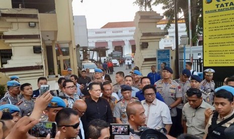 Ketua DPR RI Bambang Soesatyo saat meninjau lokasi ledakan bom di Mapolretabes Surabaya, Senin (14/5).