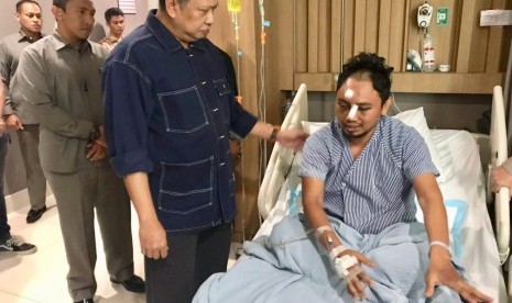 Ketua DPR RI Bambang Soesatyo saat menjenguk Bripka Iwan Sarjana di RS Bhayangkara R Said Sukanto, Jakarta, Sabtu (12/5).