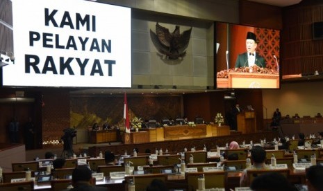 Ketua DPR RI Bambang Soesatyo saat menyampaikan Pidato Pembukaan Masa Persidangan IV Tahun Sidang 2017-2018 pada Sidang Paripurna di Gedung DPR RI, Senayan, Jakarta, Senin (5/3/).