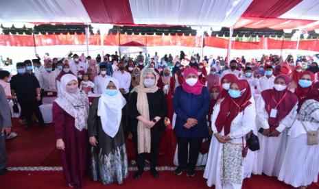 Ketua DPR RI Dr. (H.C) Puan Maharani bersilaturahmi dengan Muslimat Nahdlatul Ulama (NU) dan santri di Pondok Pesantren Da’arut Thayyibah, di Kabupaten Sumenep, Provinsi Jawa Timur. Kehadiran Puan di Ponpes Da’arut Thayyibah, Kamis (3/3/2022)