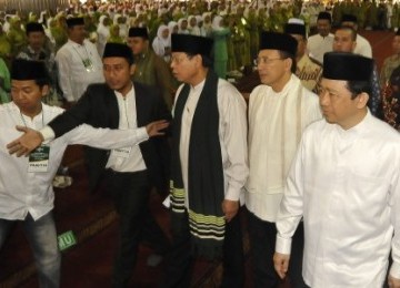 Ketua DPR-RI Marzuki Ali (paling kanan), Menteri Agama Suryadharma Ali dan Ketua Pengurus Wilayah Nahdadlatul Ulama (PWNU) DKI, Djan Faridz, saat mengikuti acara Halal Bihalal PWNU DKI di Masjid Istiqlal, Jakarta Pusat, Ahad (18/9). 