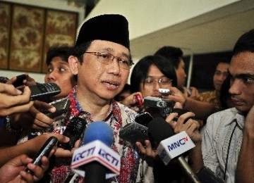 Ketua DPR RI Marzuki Alie (tengah)