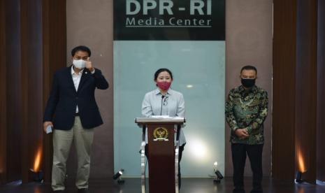 Ketua DPR RI Puan Maharani meminta Baleg DPR RI menunda pembahasan pasal-pasal terkait ketenagakerjaan pada RUU Cipta Kerja. “Pada kesempatan kali ini ada hal-hal yang lebih penting kita lakukan bersama yaitu terkait pembahasan omnibus lawa Cipta Kerja yang sampai saat ini banyak diperbincangkan masyarakat.