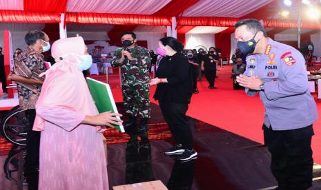 Ketua DPR RI Puan Maharani, Panglima TNI Marsekal Hadi Tjahjanto, dan Kapolri Jenderal Listyo Sigit Prabowo, meninjau langsung pelaksanaan vaksinasi massal, penyerahan bansos dan launching transformasi digital UMKM Presisi yang diselenggarakan oleh Alumni Akabri 1996 atau Bharatasena di SMKN 2 Tangerang, Banten, Kamis (23/9)