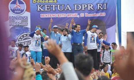 Ketua DPR RI sekaligus peserta konvensi Demokrat Marzuki Alie menyapa pendukungnya pada Gerak Jalan bersama Ketua DPR RI