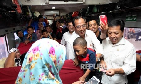 Pemudik yang membawa anak kecil. (Ilustrasi)